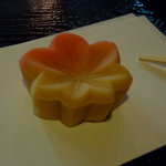 旧岩崎邸で抹茶と一緒に頂いた　紅葉の生菓子        （by まろんママ）