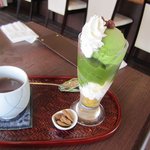 社員の頼んだ抹茶パフェ６３０円です、美味しそうなパフェには焙じ茶と黒糖空豆が添えられてました。         （by mayupapa）