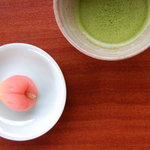 『抹茶セット』和菓子には鶴屋吉信さんの上生菓子を使用♪最高に可愛くて美味しいです！！抹茶はもちろん一つ一つ心を込めて点ててます！！1200円。（by お店）