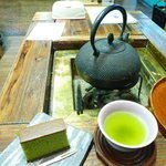 抹茶カステラと煎茶        （by じゅあん）