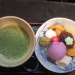 これがクリームあんみつと抹茶のセットです。フルーツたっぷり。        （by soranagimama）