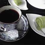コーヒーと抹茶ロールケーキ        （by ちゃご）